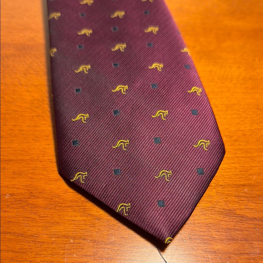 Elegant Burgundy Tie with Gold Accents